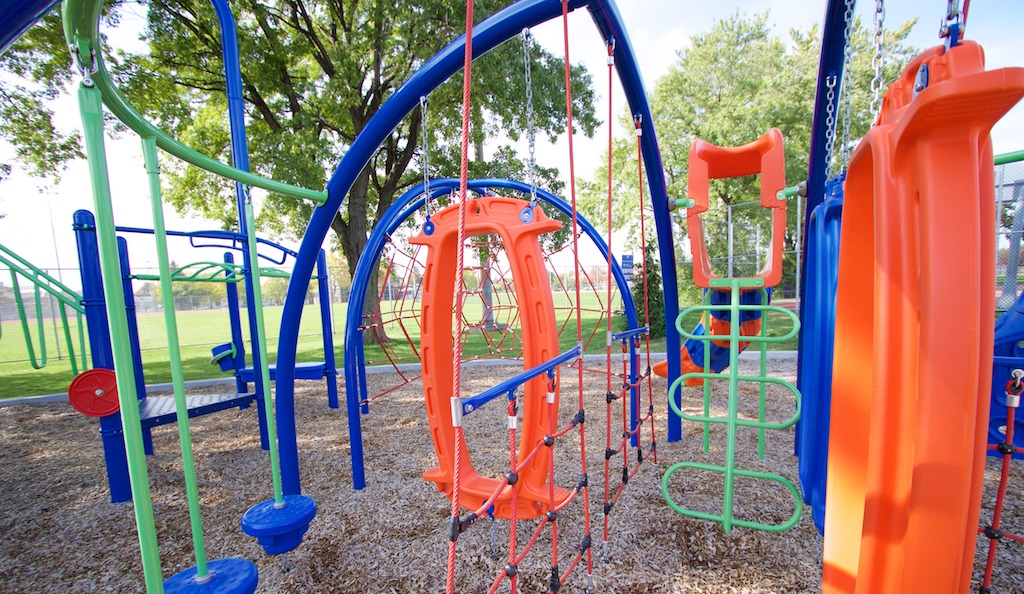 Modules d'escalade colorés du parc Roger-Rousseau
