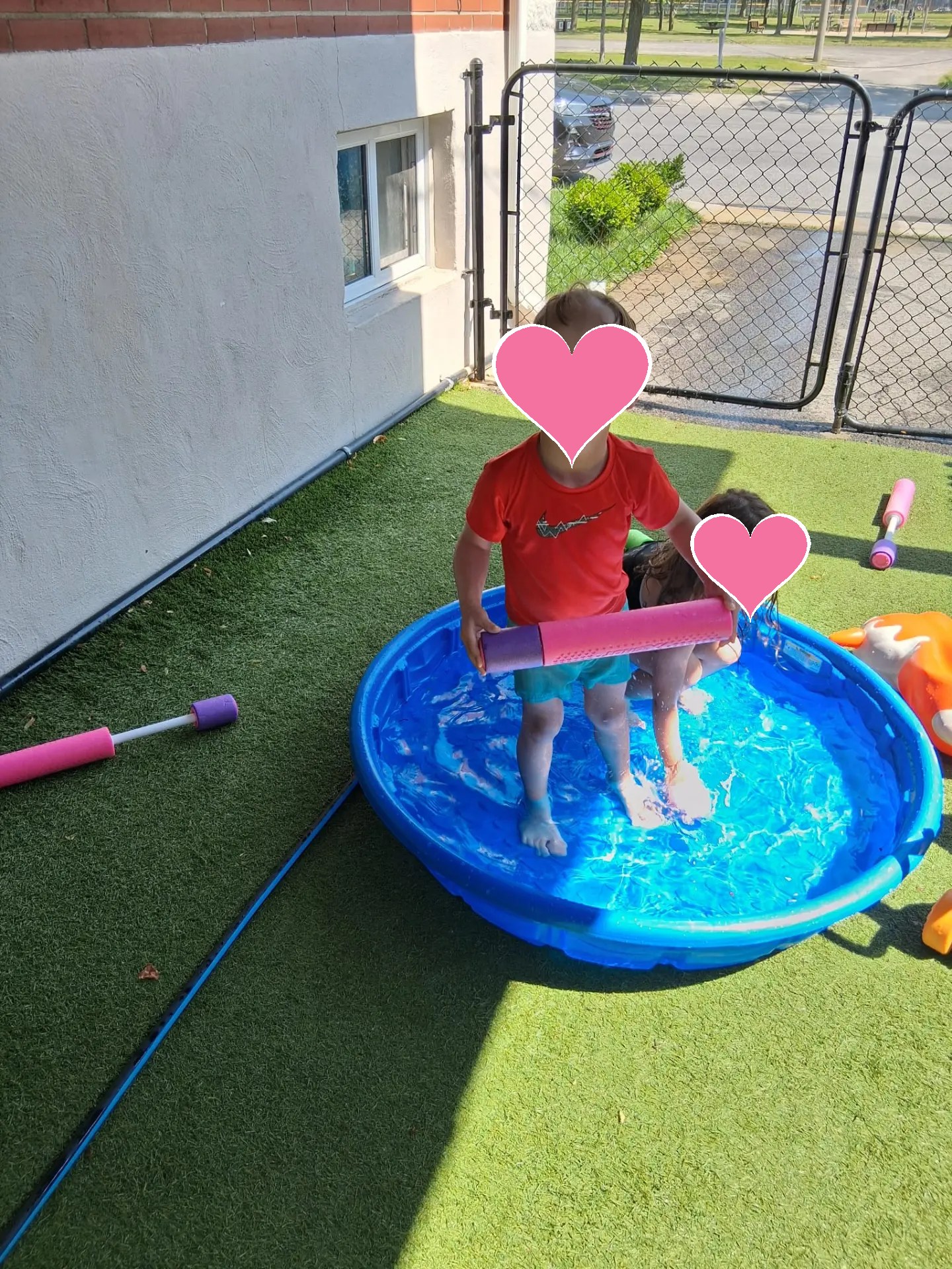 Jeux d'eau dans la cour — Les Aventuriers d'Anjou