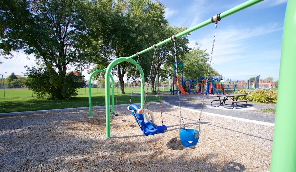 Balançoires et modules de jeux du parc Roger-Rousseau à Anjou