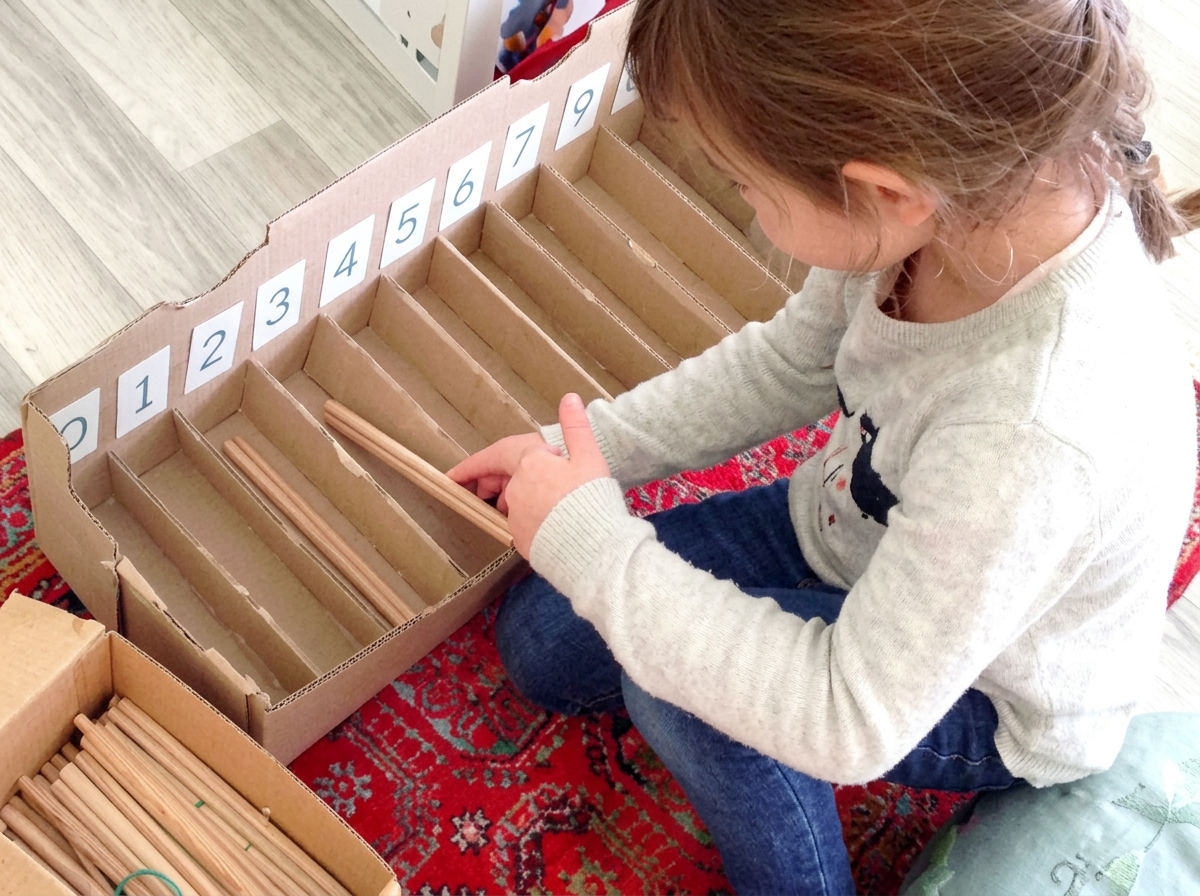 Enfant en atelier de manipulation